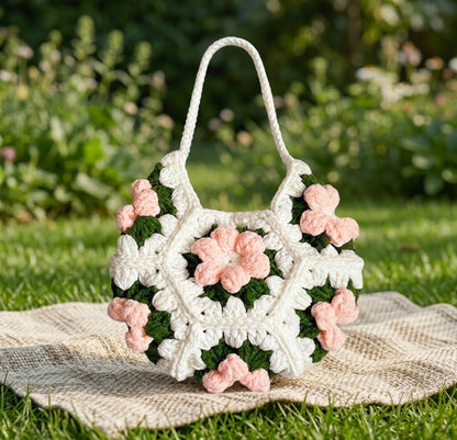 Borsa a tracolla in uncinetto con fiori, colore bianco, su coperta nel prato