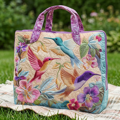 Borsa tote in cotone ricamata a fantasia colibrì, su prato all'aperto