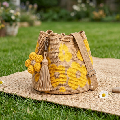 Luna Bag Crochet colore giallo, borsa a secchiello con fiori su prato all'aperto